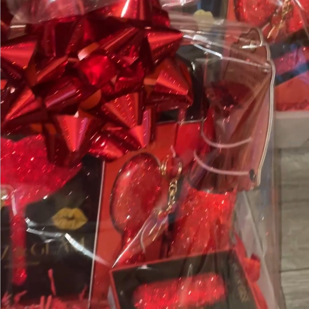 glitz and glam gift basket includes 5 items all new rap in a gift Basket